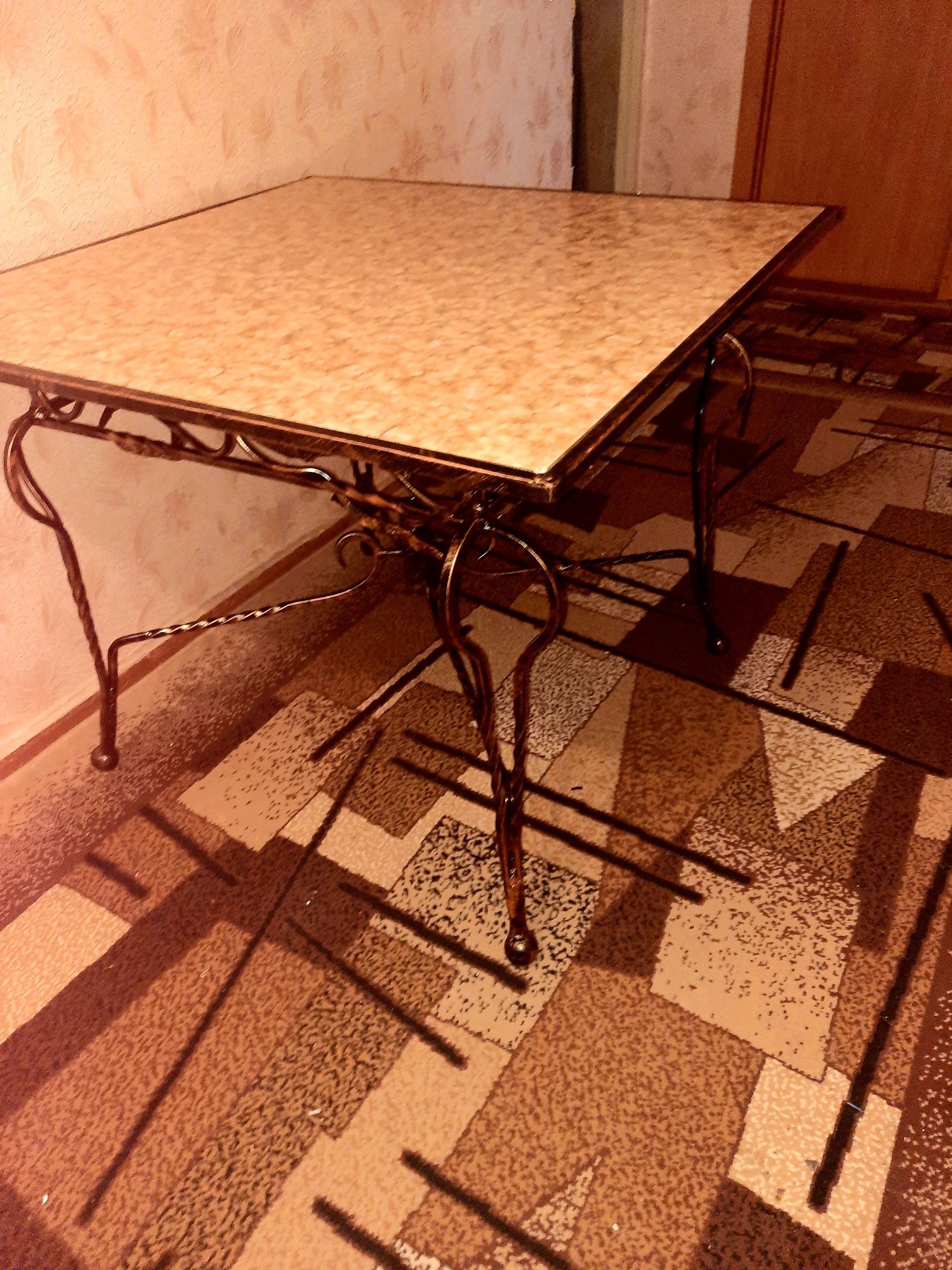 Кований стіл з керамогранітною стільницею