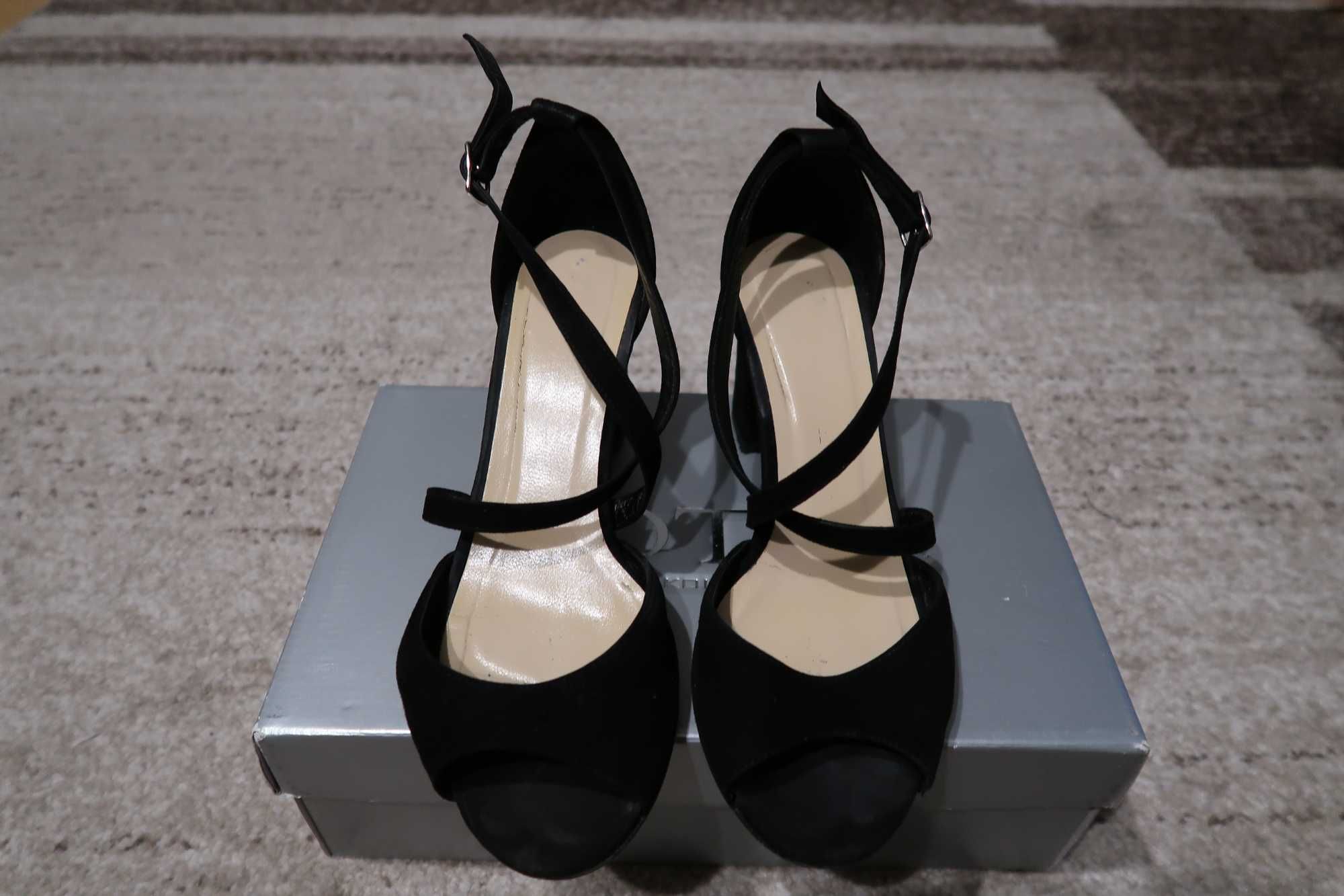 Sandały zamszowe czarne , buty Kotyl 38 r