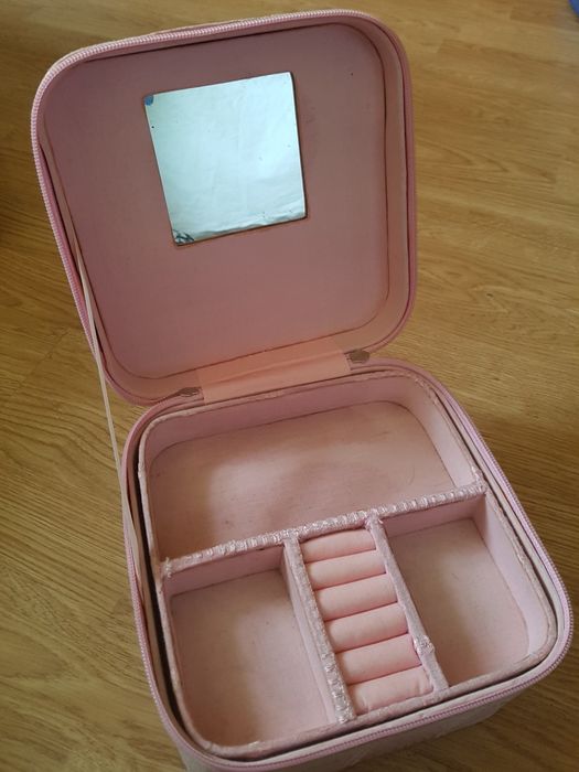 Kuferek na biżuterię