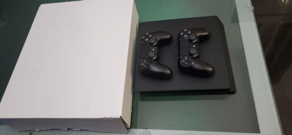 PlayStation PS4 com caixa