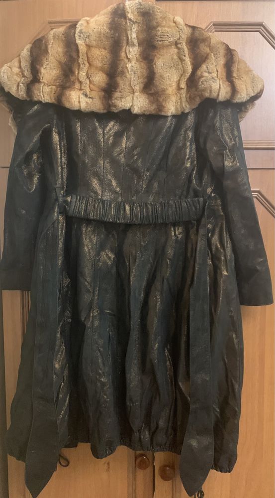 Пальто із замші з натуральним коміром