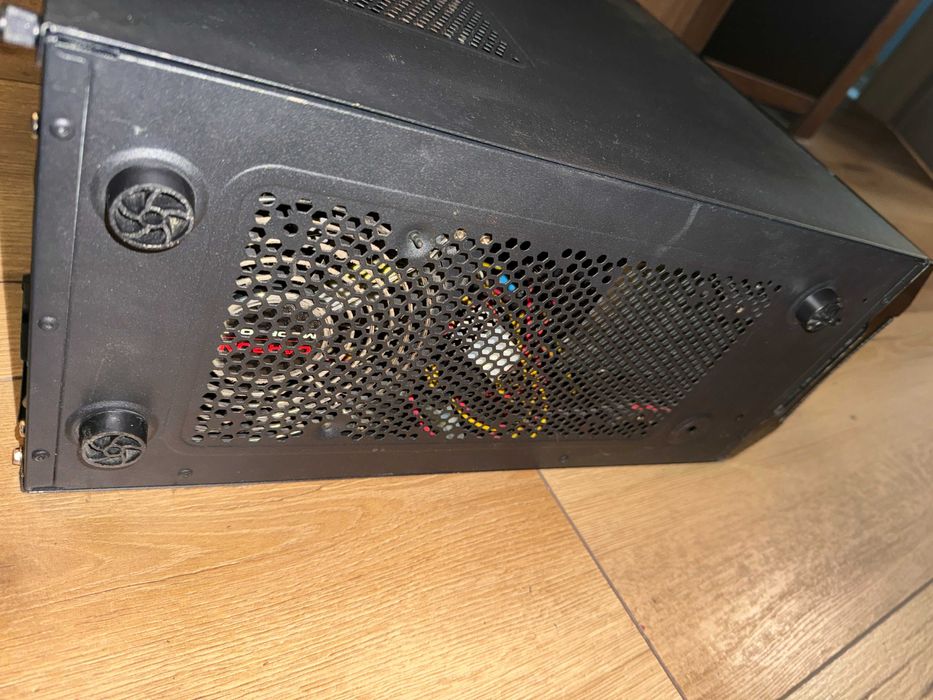 Komputer stacjonarny do gier i pracy.