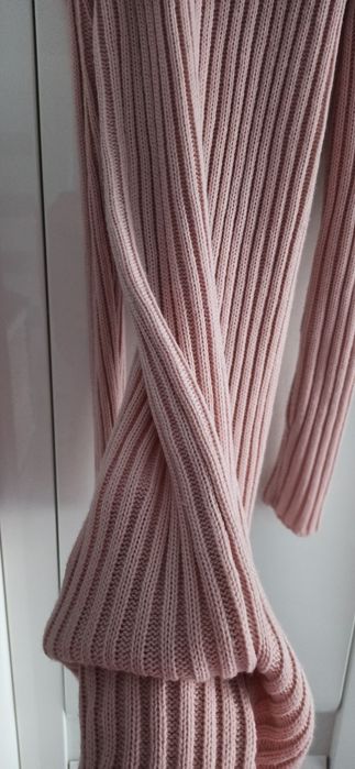 Sweterkowa sukienka pudrowy róż golfik bez ramion jak nowa
