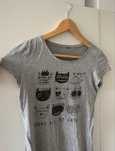 szary t-shirt z kotem