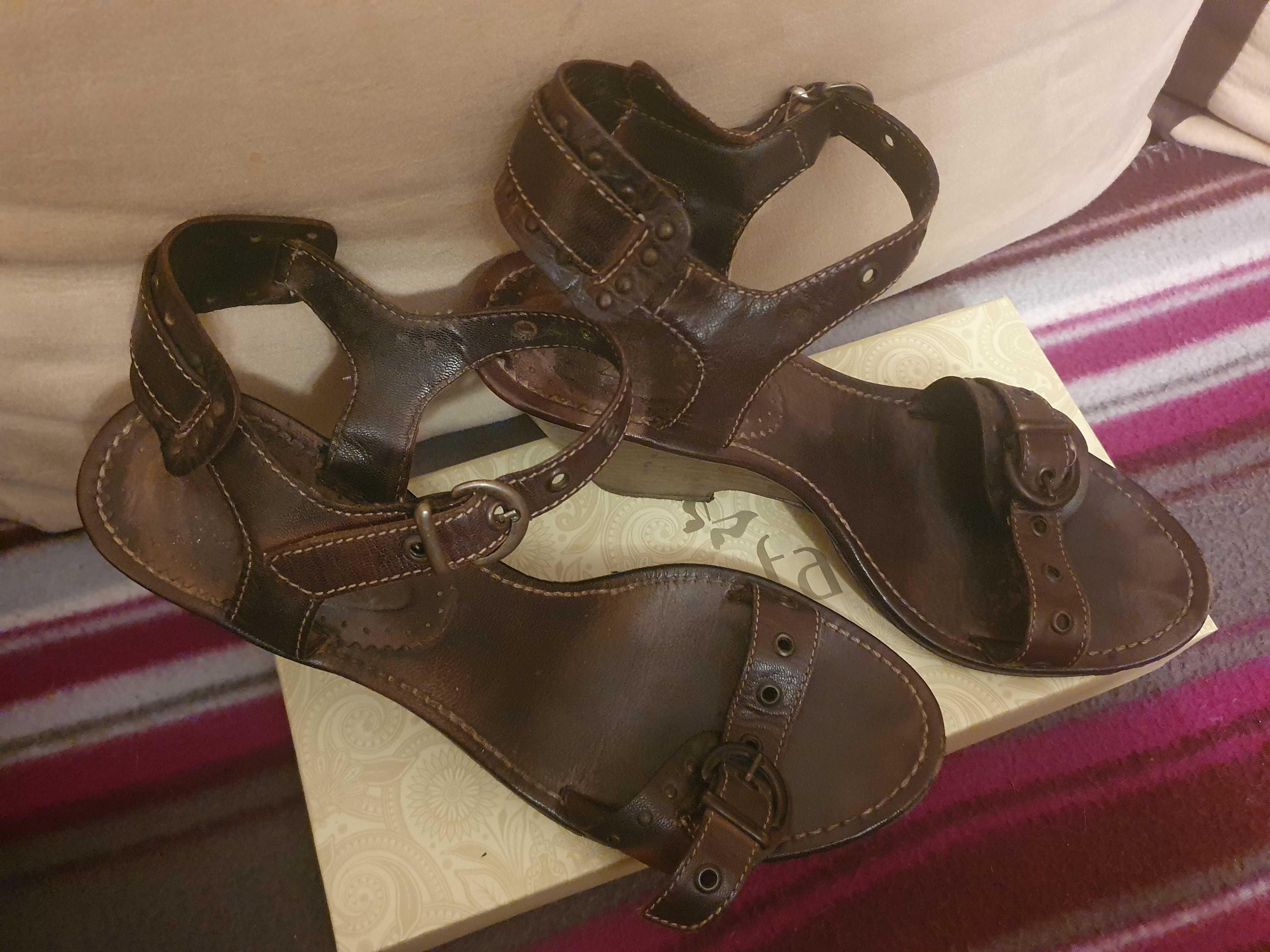Brązowe buty skórzane sandałki na koturnie Bata 39