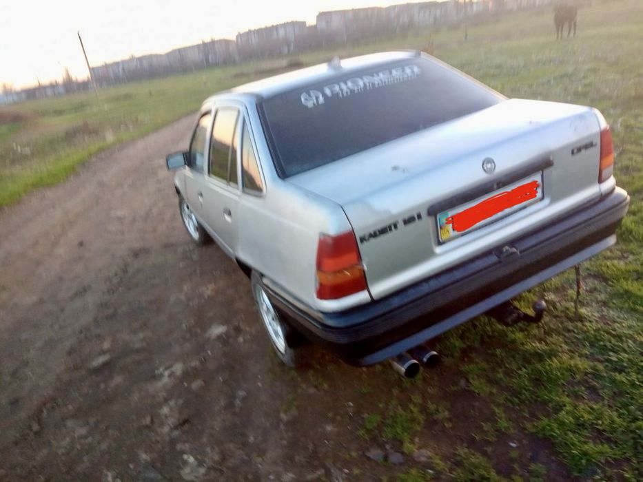 Опель кадетт седан сріблястий