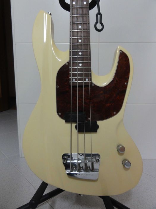 Lodestone P.Bass - c/ pickup Dimarzio e saco de transporte