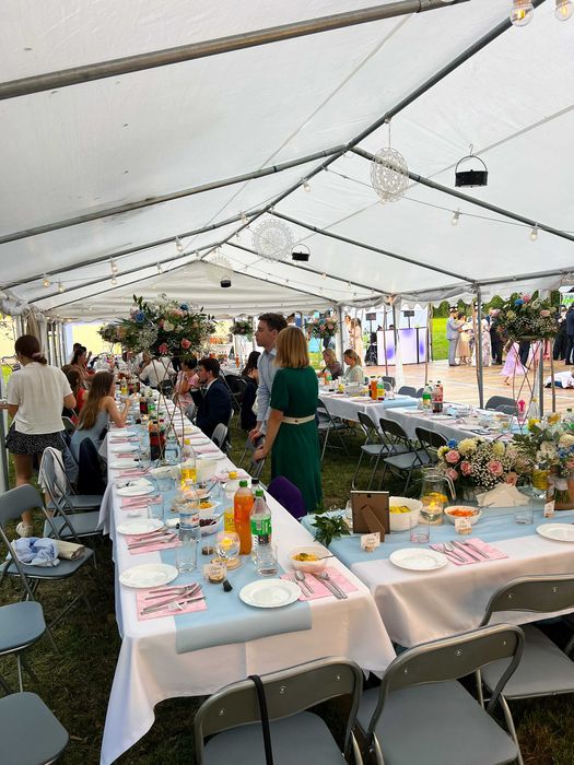 Wypożyczalnia Stoły Krzesła Stoliki koktajlowe Obrusy Zastawa Sztućce
