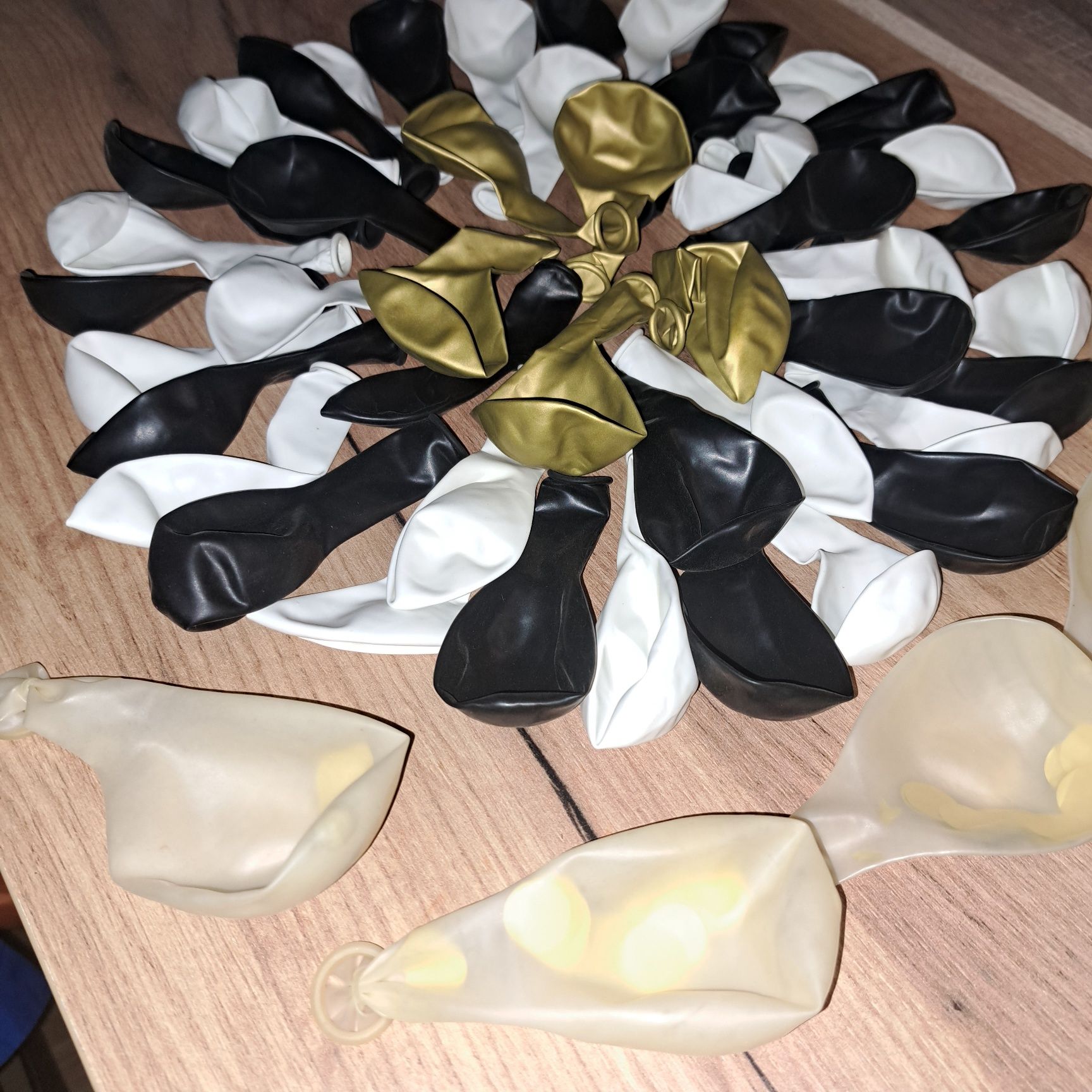50 szt. Eleganckie czarne i złote balony z konfetti