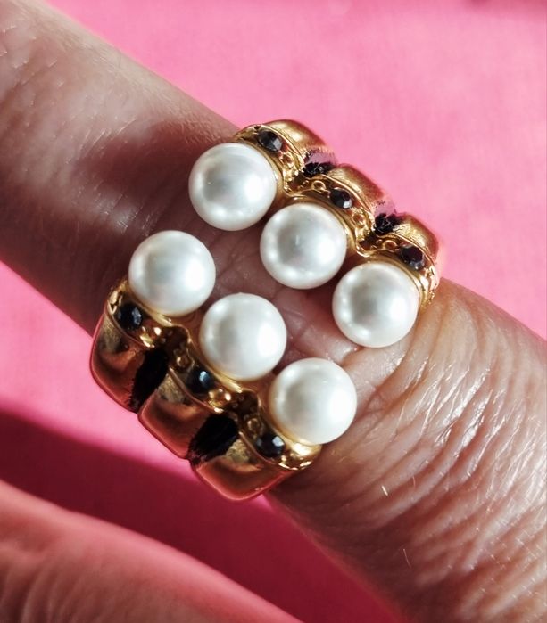Anel dourado e preto, em aço, com 6 pérolas e 6 pedrinhas pretas. T17