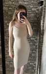Minimalistyczna beżowa sukienka slip dress