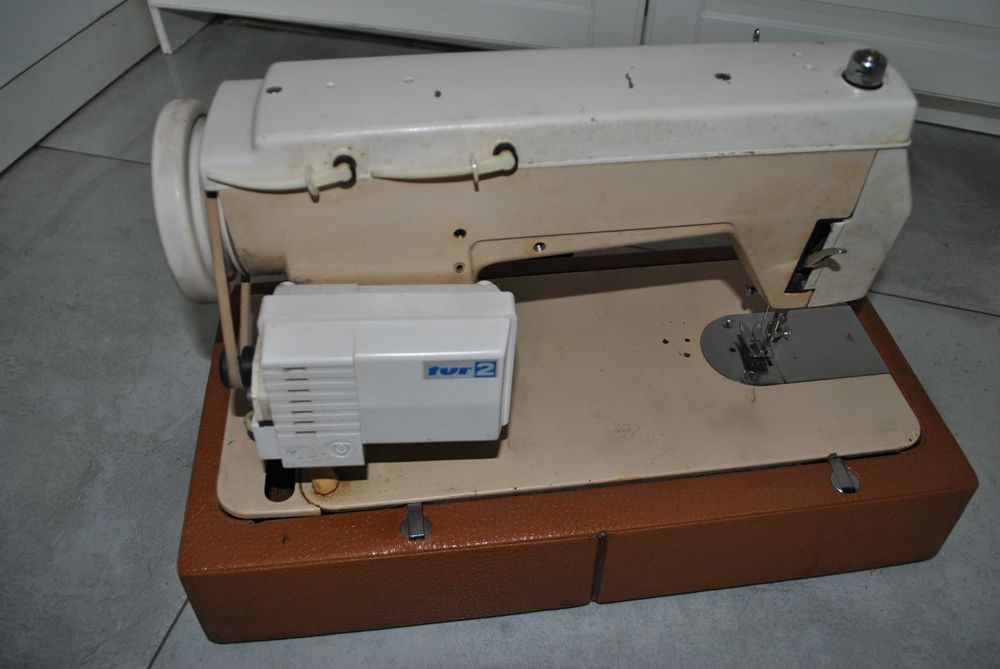 Maszyna do szycia Predom Łucznik 432 z silnikiem  stan nieznany