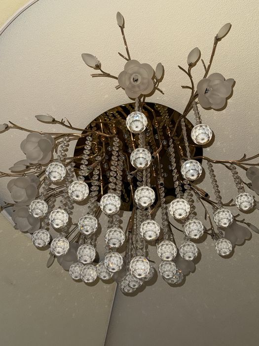 Хрустальная люстра в идеальном состоянии