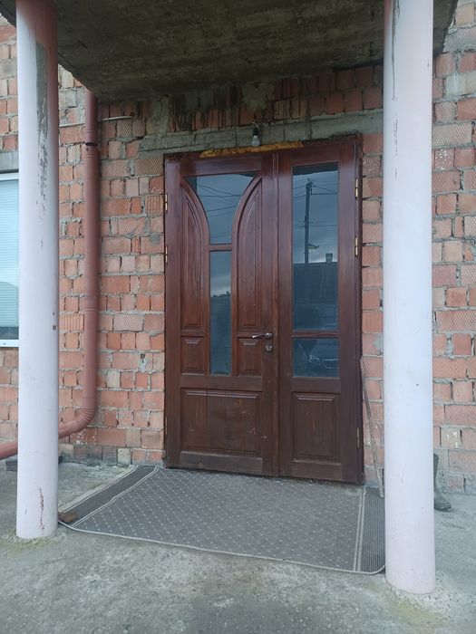 Вхідні двері з дерева, в хорошому стані