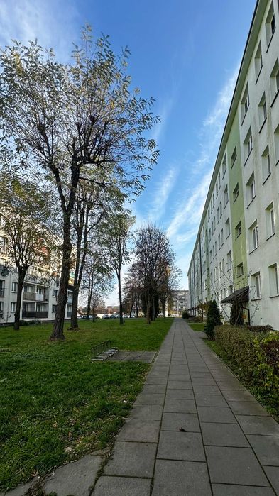 Mieszkanie w bloku: 3 pokoje, balkon, w pełni wyposażona kuchnia, 3p.