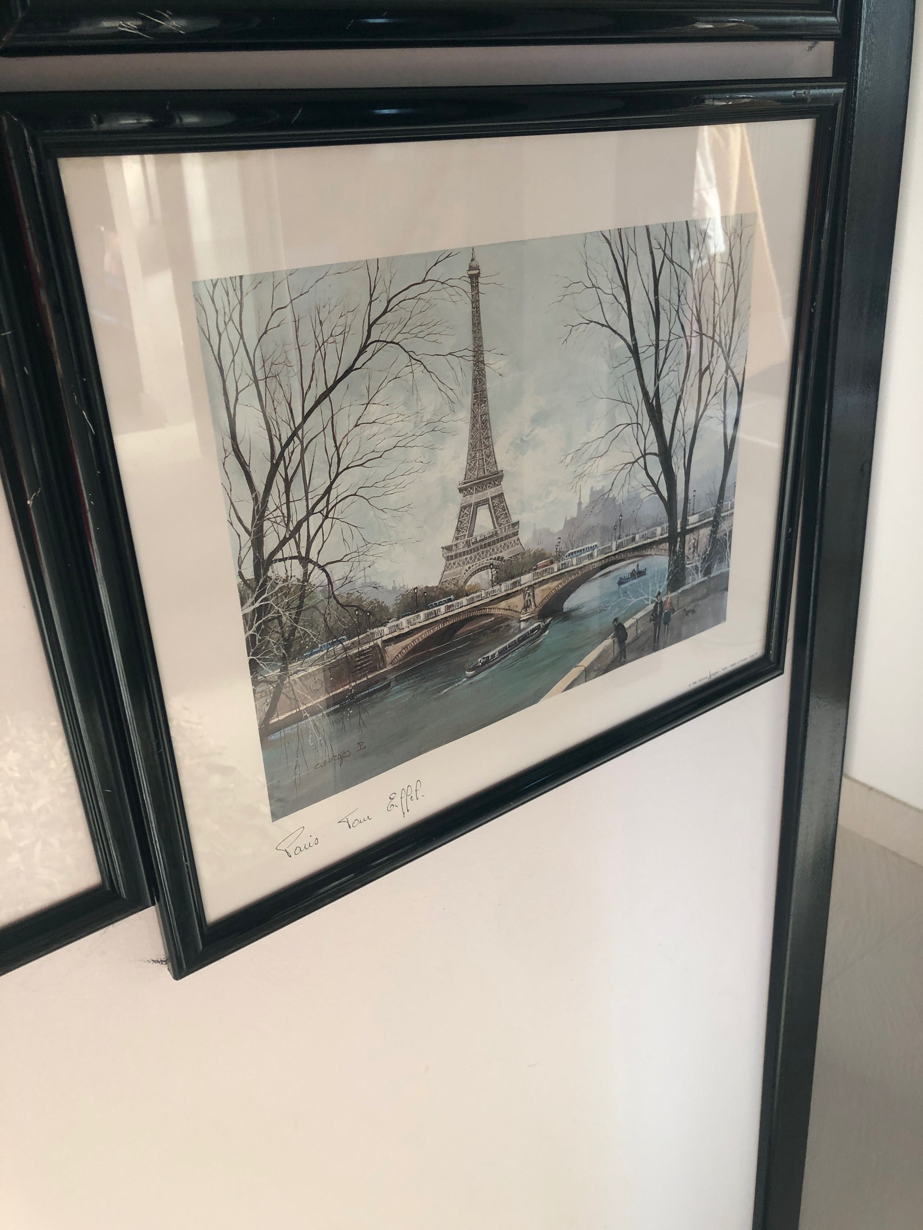 Quadro de Paris - com enquadramento a preto , madeira e vidro .