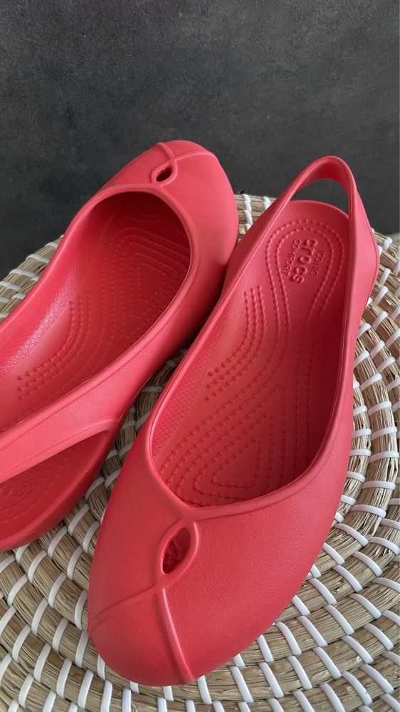 Crocs sandały olivia II flat coral W7 37/38