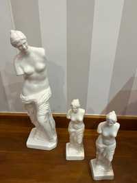 3 estátuas brancas