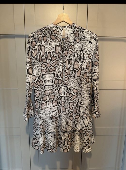 Piękna wiosenna sukienka w wężowy wzór