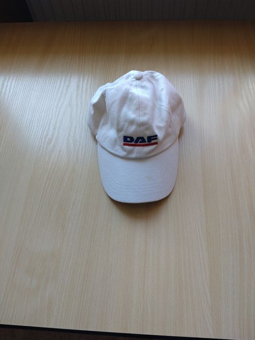 Biała czapka z daszkiem Daf