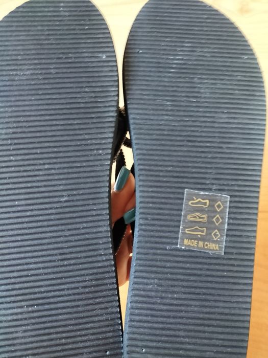 Chinelos pretos com brilhantes