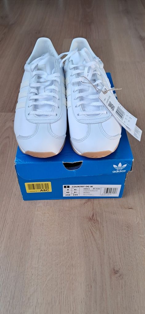 Шкiрянi кросiвки  adidas, в 40розмiрi,по устiлцi 25.5cм.