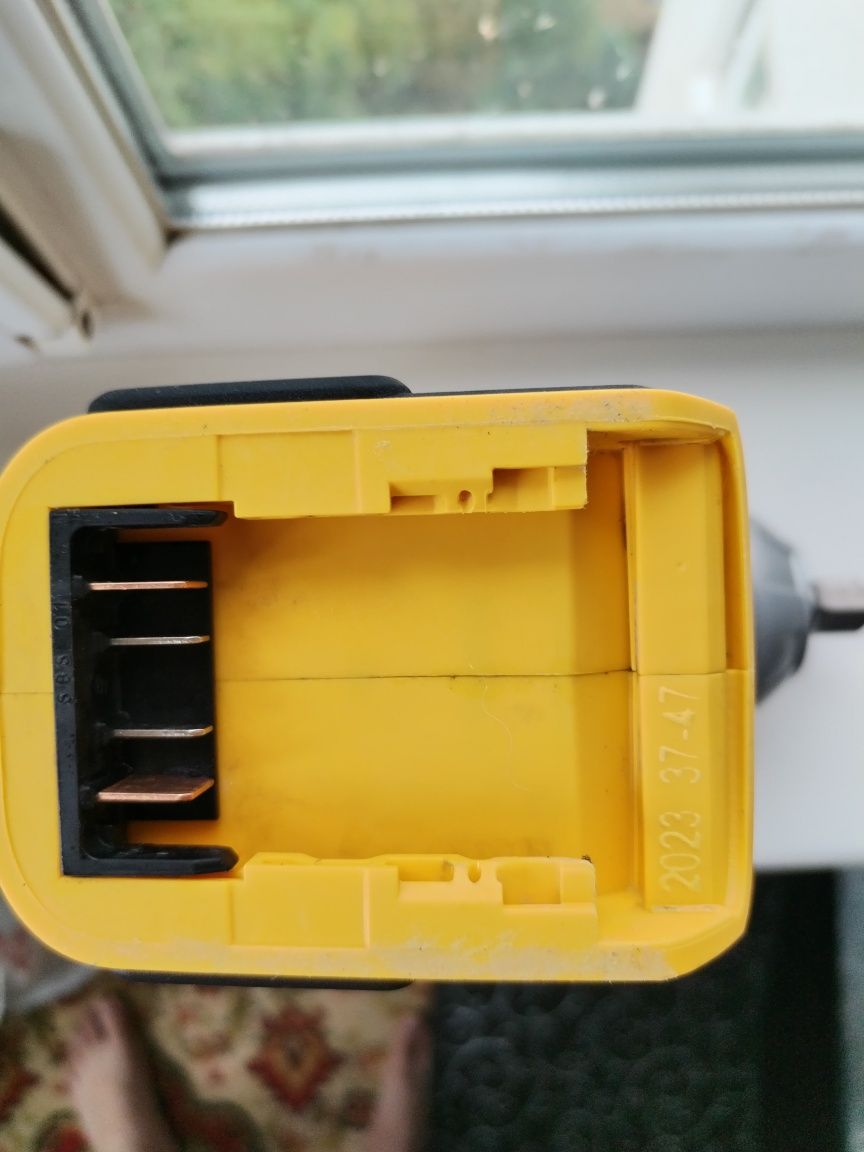 Гайковерт ударный аккумуляторный бесщёточный DeWALT DCF899N