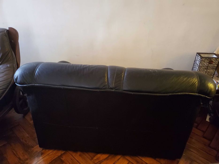 Диван кожа двійка  в идеальному стані.