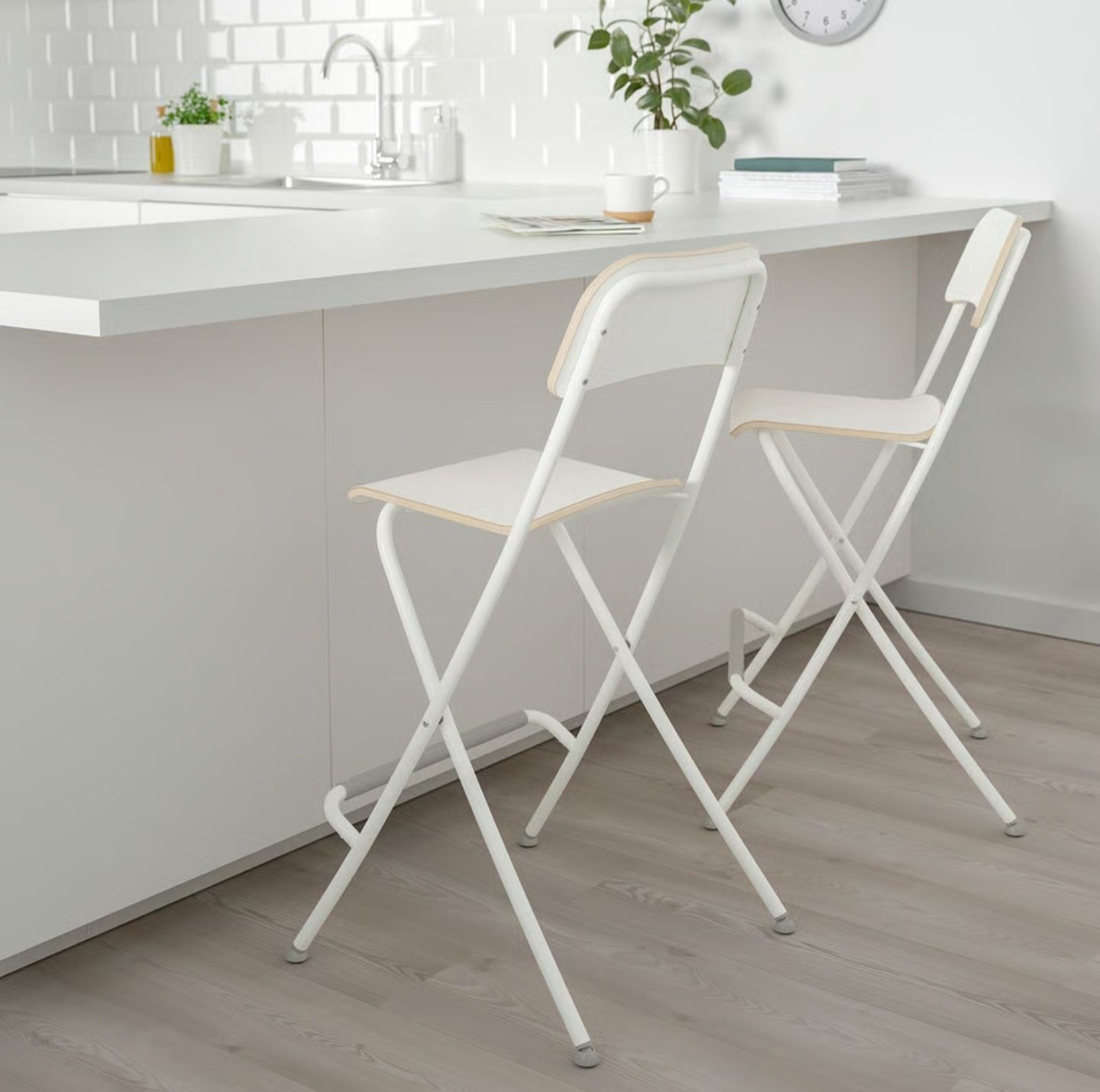 Banco alto c/encosto, dobrável, branco com mesa dobrável de parede.