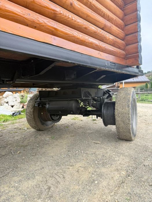 Новенький будиночок на колесах