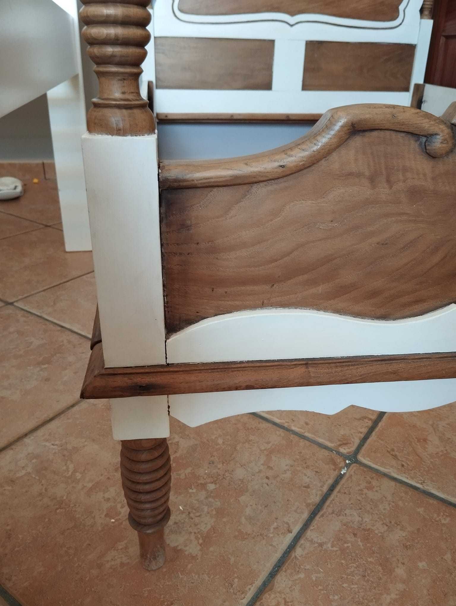 Cama Solteiro Antiga e Restaurada