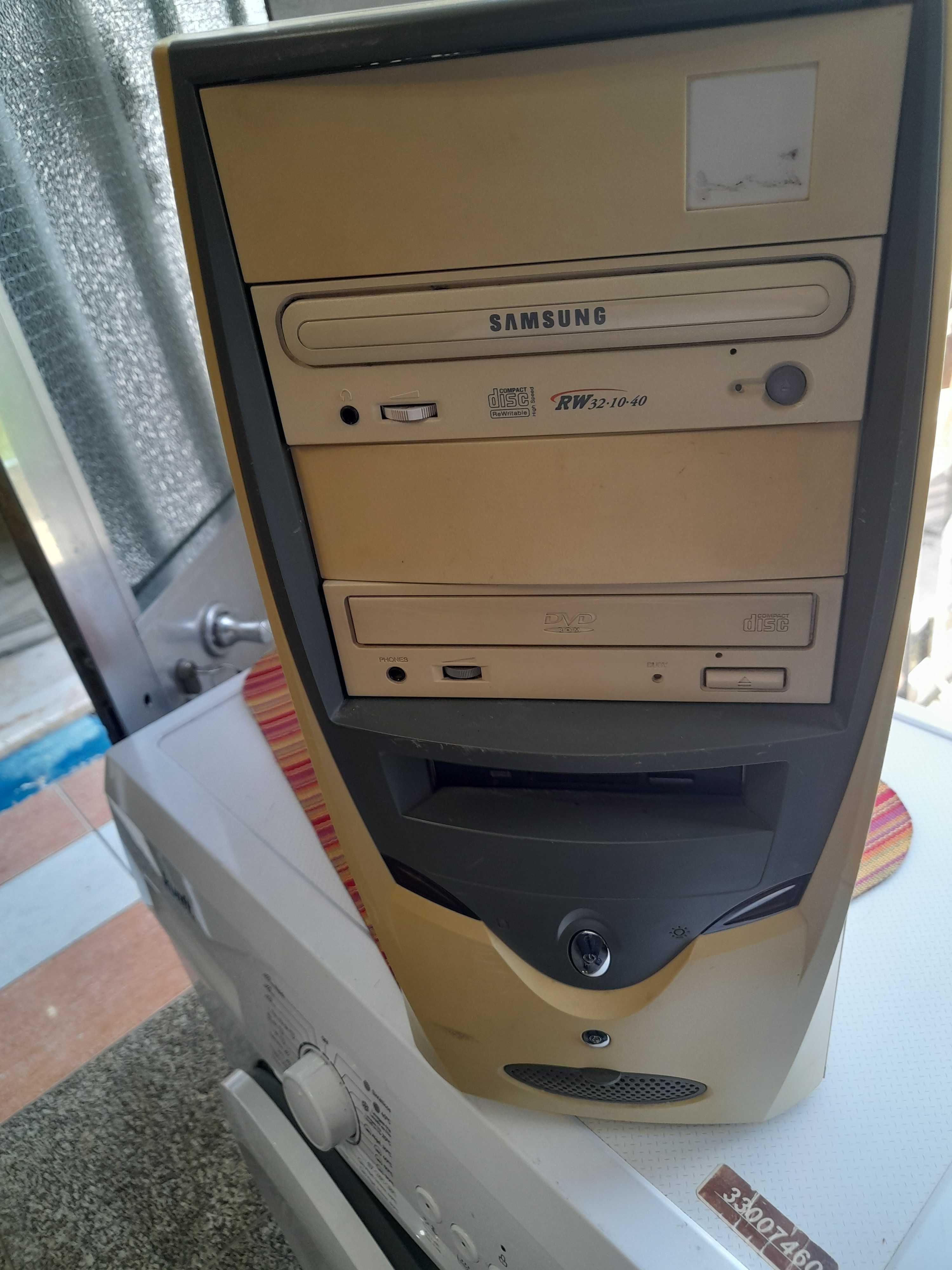 computador de secretaria a funcionar muito bem