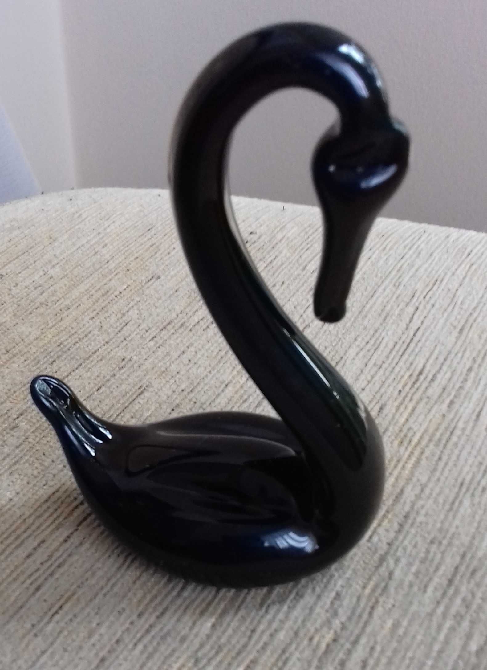 Figurka łabędź szklana ręcznie robiona czarna czarny łabędź