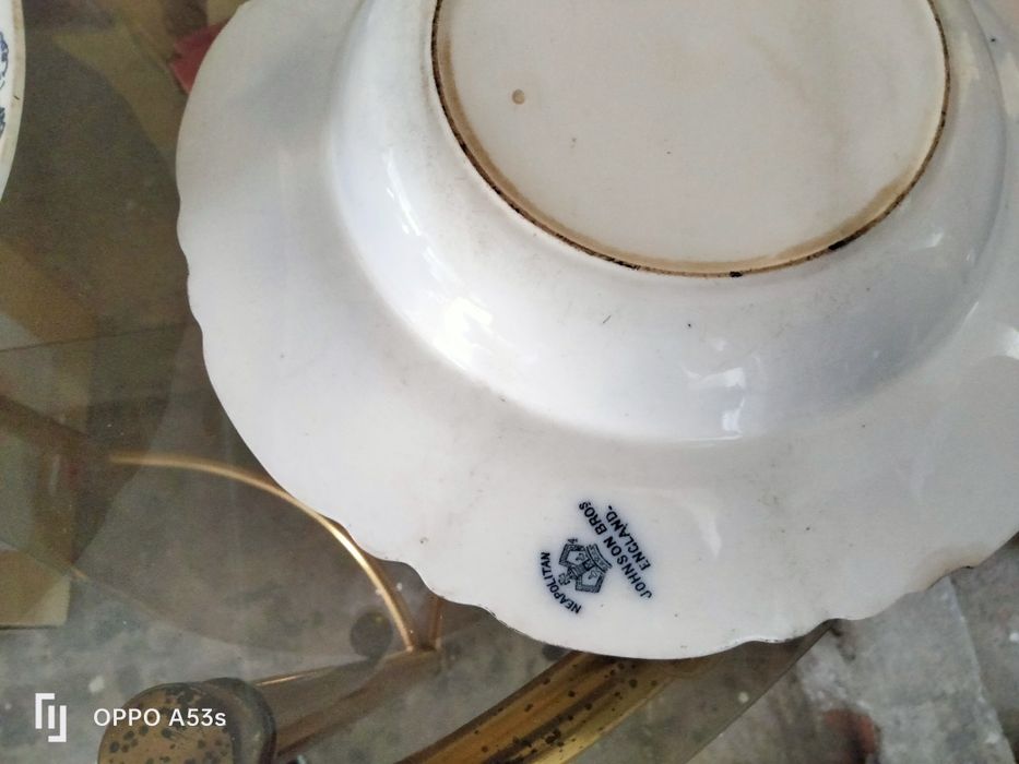 Terrinas e pratos em loiça pintada