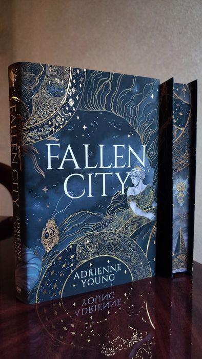 Книжка Fallen City by Adrienne Young, Fairyloot