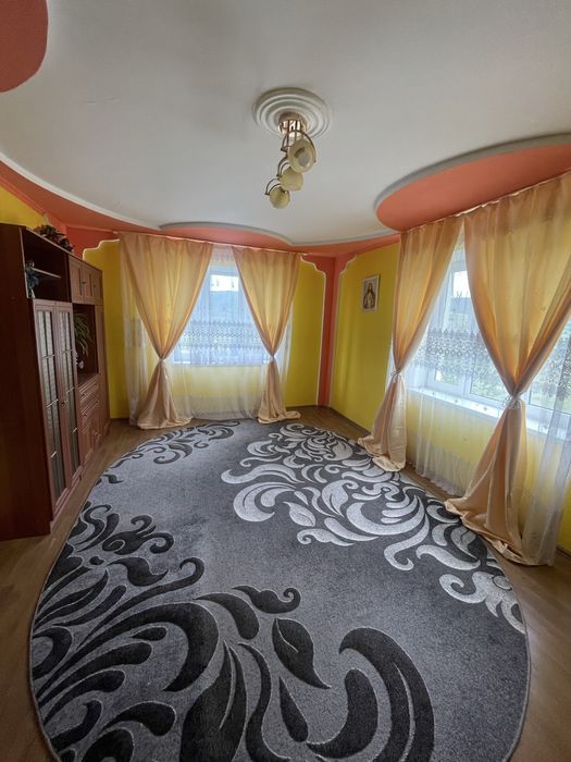 Продам  2 поверховий будинок + будинок для гостей поряд смт Східниця .