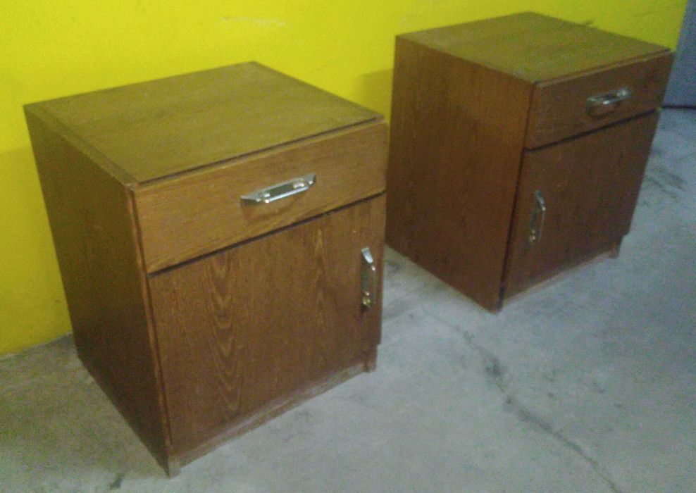 Quarto (cama + mesinha + móvel)
