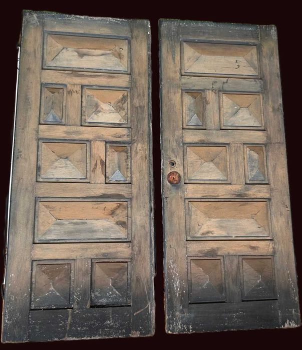 Portas antigas, sem aduelas, de interior e de exterior
