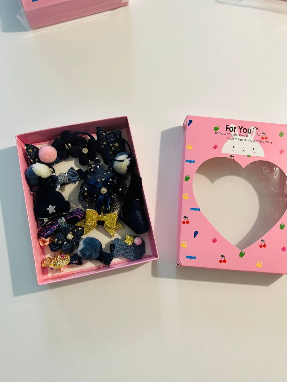 Набор заколок и резинок в подарочной коробке для девочек