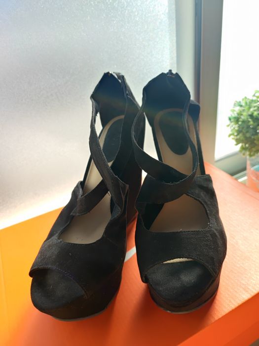 Sandálias camurça compensadas