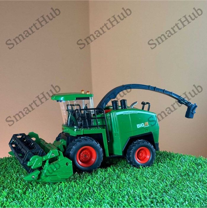 Комбайн на пульті управління John Deere. Трактор на радіокеруванні