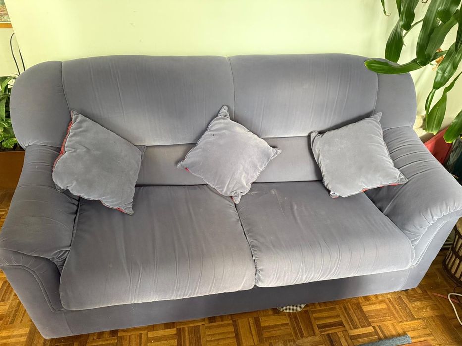 sofá cinzento claro