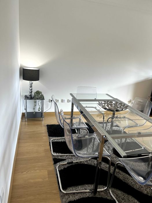 Mesa de apoio - vidro preto e pernas metal