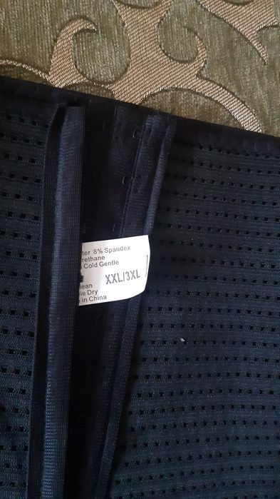 Корсет новый,в упаковке,черного цвета