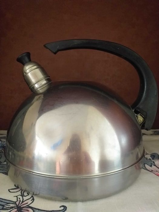 продам кухонную утварь мясорубку,чайник из нержавейки и эмалированный.