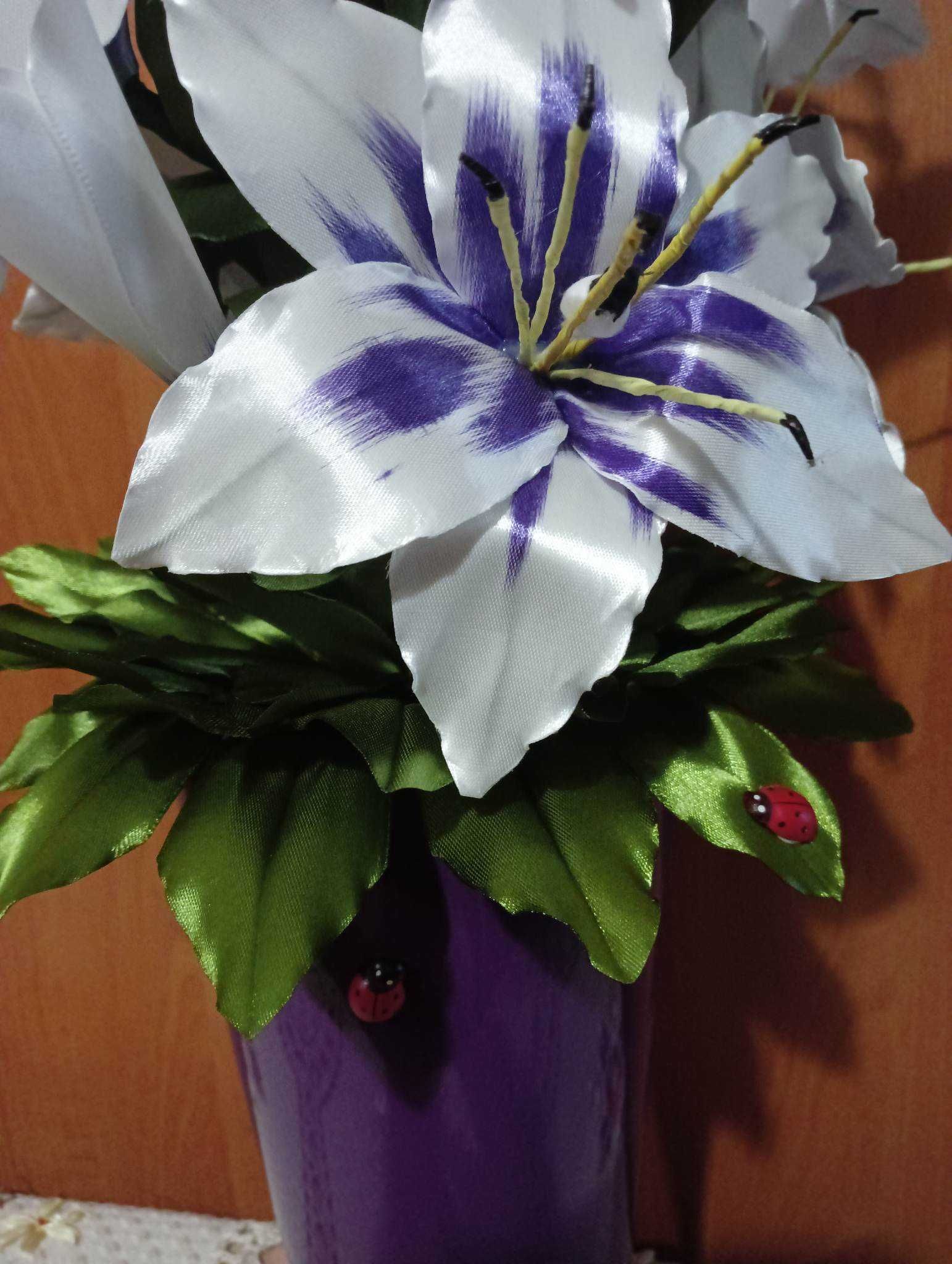 Piękne lilie ze wstążki satynowej
