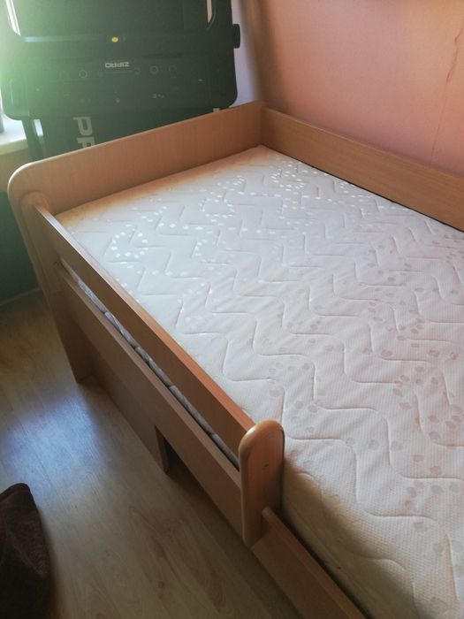 Łóżko w kolorze olchy z materacem