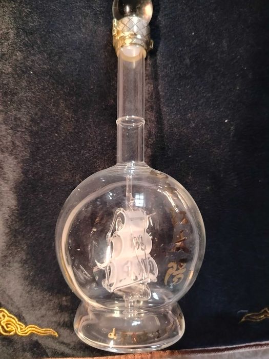 Butelka szklana z statkiem w środku do nalewek