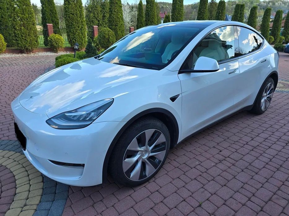 Tesla Y Long Range Dual Motor AWD, biało czarne wnętrze
