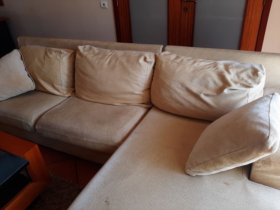 Sofá em tecido, interior de penas cor amarelo, muito espaçoso
